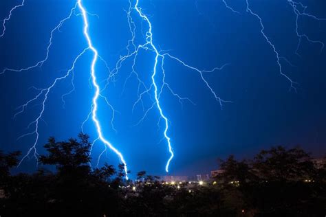 打雷注意事項|閃電不長眼！雷雨天躲避雷公怒氣 室內、室外防雷10要點